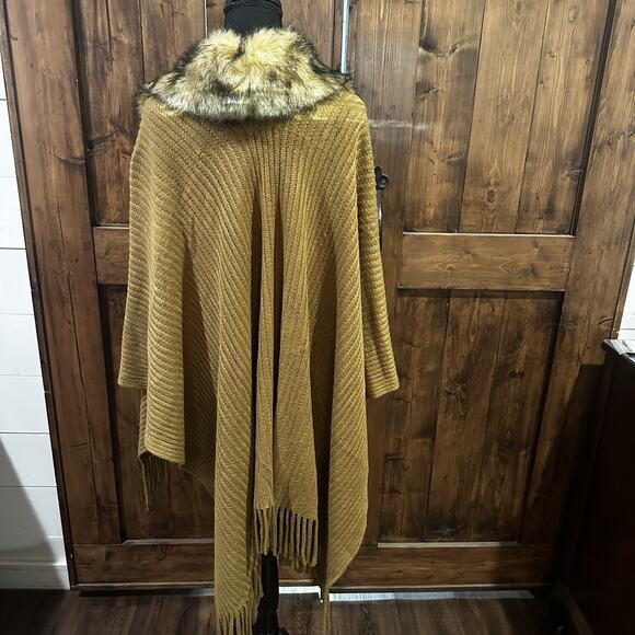 Song N Spirit Shawl With Removable Faux Collar One Size Fits All - Picture 3 of 6